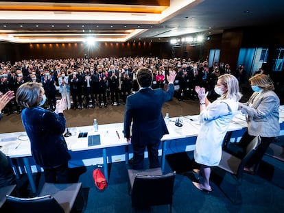 Los miembros de la Junta Directiva Nacional del PP aplauden el martes a Pablo Casado tras su discurso, en una imagen cedida por el partido.
