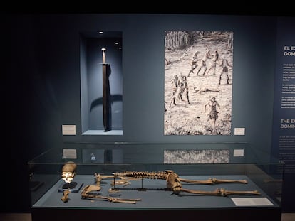 Esqueleto de un amazigh con 16 marcas óseas tras haber sido atacado y, arriba, espada medieval semejante a la que se usó para darle muerte.