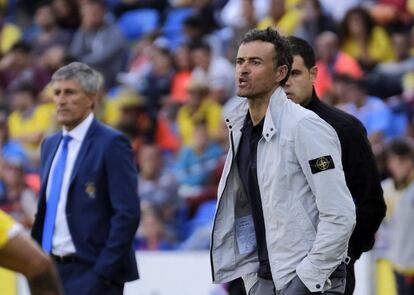 Los entrenadores de Las Palmas, Quique Setién (i) y el del Barcelona, Luis Enrique (d).