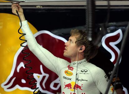 Sebastian Vettel, en los 'boxes' de Red Bull.