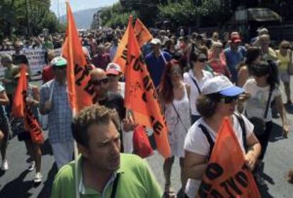 Ciudadanos griegos se reúnen durante las protestas de los funcionarios públicos en contra del plan del gobierno para reformar la Administración pública, en los alrededores del Ministerio de Reforma Administrativa en Atenas (Grecia). EFE/Archivo