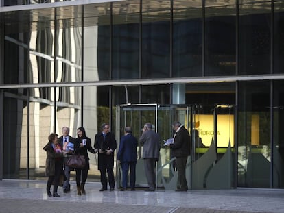 Trabajadores de Iberdrola saliendo de la oficina de la sede central en Madrid.