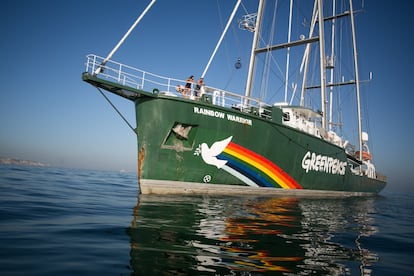 El actual Rainbow Warrior tiene una eslora de 56 metros y la longitud del mástil es de más de 50.