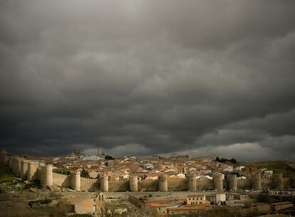 La ciudad amurallada de Ávila, desde Los Cuatro Postes.