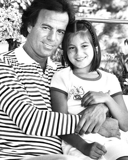 Julio Iglesias y Chábeli de vacaciones en Palma de Mallorca en 1980.