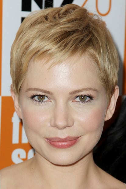 Una belleza tan natural y perfecta como la de Michelle Williams no se debería tapar con un exceso de maquillaje. La actriz lleva siempre maquillajes naturales en tonos suaves. Le encantan los productos de Chanel y se suele poner en manos de la maquilladora Jeanine Lobell para los grandes acontecimientos.