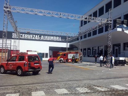 Intervenci&oacute;n de los bomberos en la planta de Alhambra en Granada.