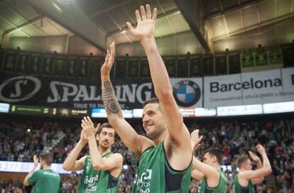 Laprovittola saluda a la afición de la Penya tras lograr la permanencia.