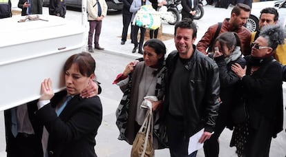 Los padres y familiares de Gabriel acompañan el féretro de su hijo a la Catedral de Almería.