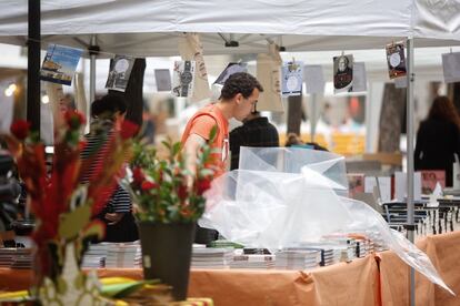 A pesar del mal tiempo, en los puestos han tratado de sortear la lluvia cubriendo los ejemplares para poder seguir disfrutando de Sant Jordi.