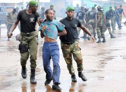 Agentes de seguridad detienen a un manifestante en Conakry, capital de Guinea.