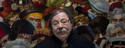 Alberto Corazón, diseñador del cartel del carnaval del Círculo de Bellas Artes, posa en el mural de antifaces de la tienda de disfraces Menkes.