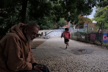 Miki Amarus duerme y pasa el día en el parque del Casino de la Reina, en el barrio de Lavapiés.