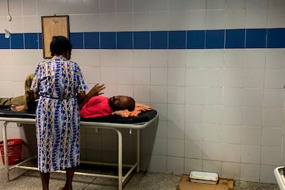 Un paciente espera en la sala de emergencias del hospital de Guiria, Venezuela.