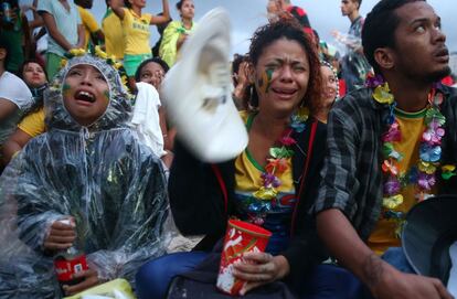 En Río de Janeiro, los aficionados lloran en Copacabana.