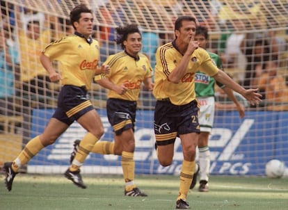 Carlos Hermosillo, durante su etapa con el América.