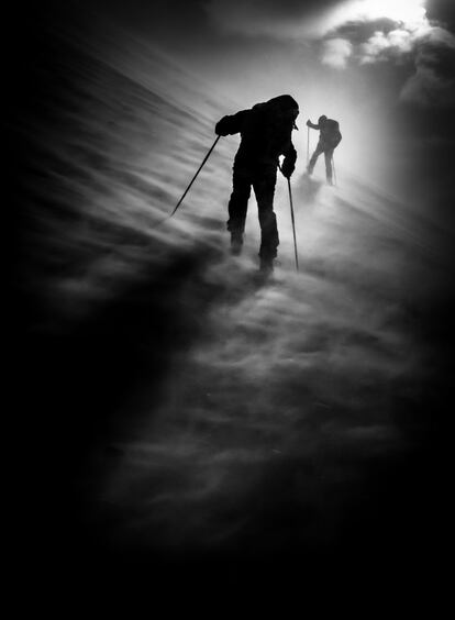 Um homem enfrenta uma forte tempestade de vento no monte Vajnez, nos Alpes de Karavanke (Eslovênia).