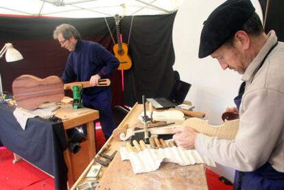 Los lutieres Luis Artola (en primer plano) y Javier Guraya, ayer, en la exhibición que realizaron en Bilbao.