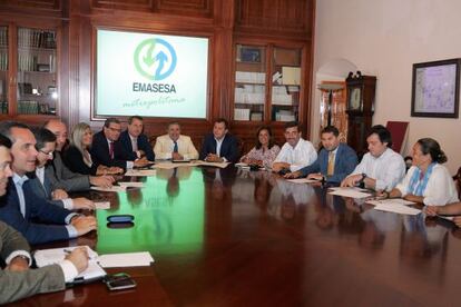 El presidente provincial del PP José Luís Sanz atiende a los medios de comunicación tras una reunión entre el alcalde de Sevilla Juan Ignacio Zoido y alcaldes del Aljarafe con el gerente de Emasesa Jesús Maza.