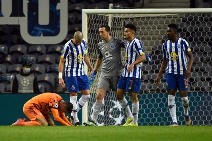 Cristiano se inclina ante Pepe durante el partido