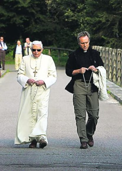 Benedicto XVI junto a su secretario personal, George Gänswein.