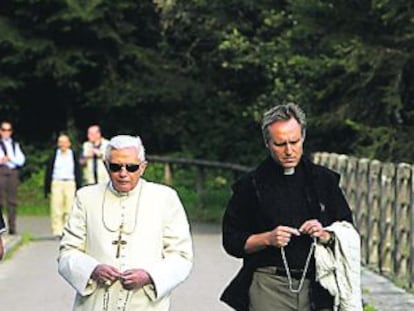 Benedicto XVI junto a su secretario personal, George Gänswein.