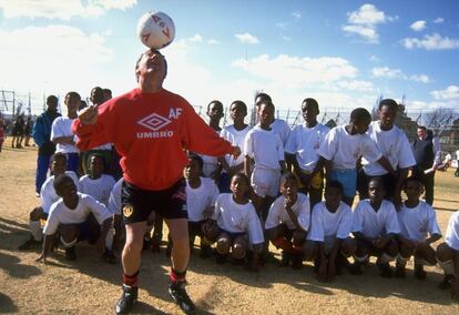 Ferguson, que hace malabarismos con el balón ante unos niños en África, es uno de los mejores representantes de Manchester United.