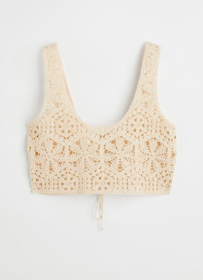 El espíritu ‘boho chic’ más puramente ibicenco inspira este ‘crop top’ de H&M, anudado en la espalda y con motivos florales. 19,99 €