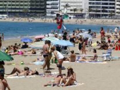 Turistas en Las Palmas de Gran Canaria. EFE/Archivo