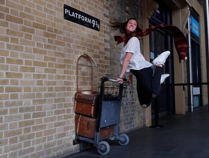 Una mujer posa con el carro de Harry Potter en la estación Kings Cross de Londres (Inglaterra). El primer libro de Harry Potter cumple hoy 20 años de su primera publicación.