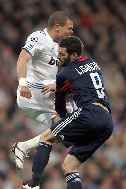 Pepe golpea a Lisandro en un salto.