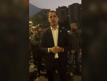 Cercado de militares, Juan Guaidó grava mensagem com Leopoldo López, na manhã desta terça-feira