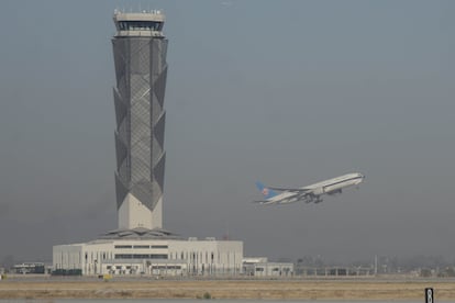 Actividad aérea en las pistas del Aeropuerto Internacional Felipe Ángeles.