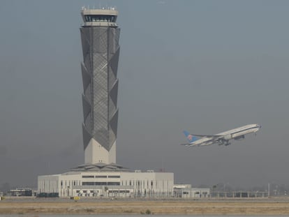 Actividad aérea en las pistas del Aeropuerto Internacional Felipe Ángeles.