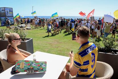 Unos turistas observaban este domingo las manifestaciones contra el turismo masivo en el sur de Gran Canaria.