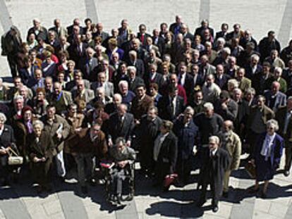 Los veteranos de la huelga minera de 1962 posan en Mieres para celebrar los 40 años de la protesta.