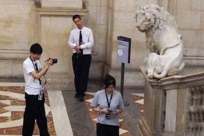Un trabajador de Integra, en su puesto de trabajo el pasado septiembre.