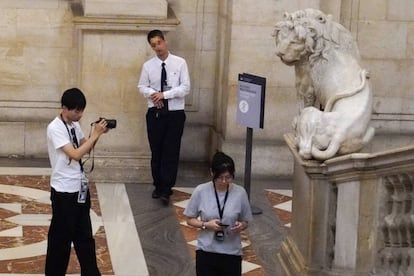 Un trabajador de Integra, en su puesto de trabajo el pasado septiembre. 