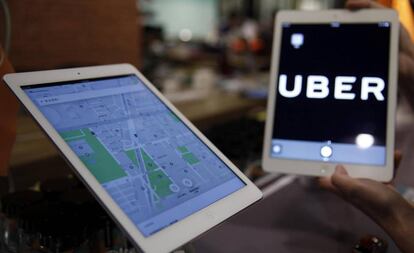 Una tableta muestra la aplicación de Uber de un usuario en Manhattan.