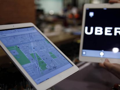 Una tableta muestra la aplicación de Uber de un usuario en Manhattan.