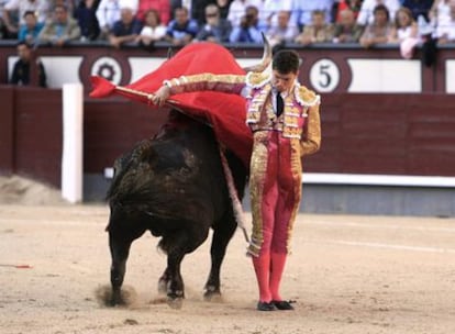 Daniel Luque, con uno de sus toros en la corrida de la Prensa en Las Ventas.