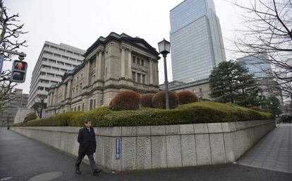 Un hombre camina frente a la sede del Banco de Jap&oacute;n en Tokio.