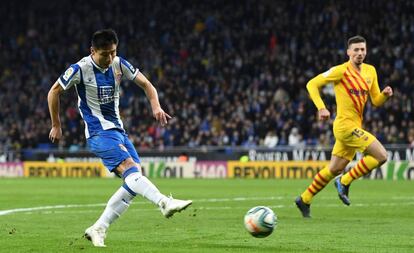 Wu Lei firma el empate en el derbi entre el Espanyol y el Barcelona.