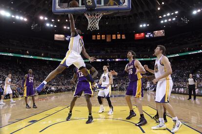 Landry, de los Warriors, machaca ante Gasol, de los Lakers, y su compañero Lee.