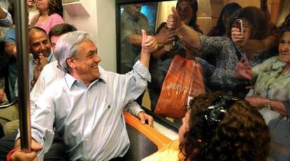 El candidato chileno Sebastián Piñera es felicitado por varios simpatizantes en el metro de Santiago.