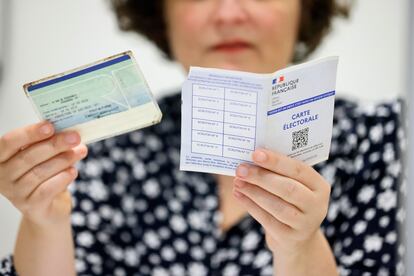 Un miembro de una mesa electoral revisa una papeleta en Estrasburgo (Francia), este domingo.