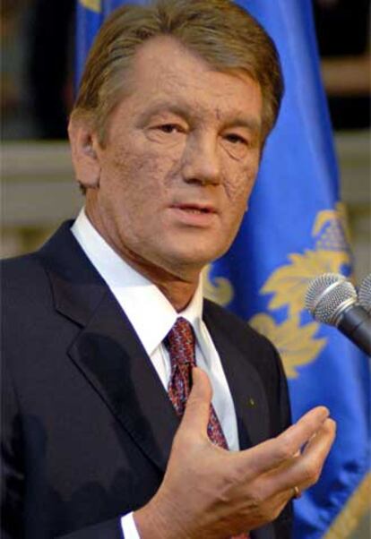 El presidente ucrano, Yushchenko se dirige al pueblo en su oficina presidencial.