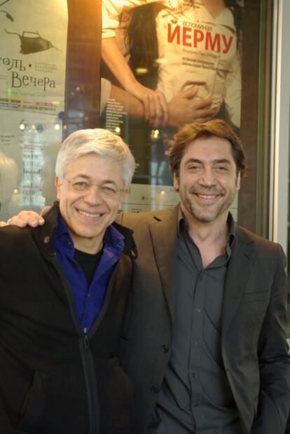 Javier Bardem y Juan Carlos Corazza en el teatro Meyerhold de Moscú.