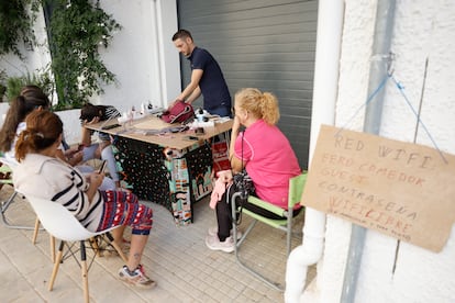 Una familia comparte su red wifi para los vecinos afectados, este jueves en Chiva, Valencia.
