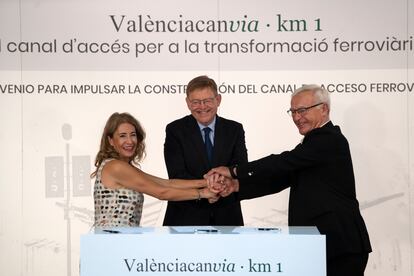 La ministra de Transportes, Movilidad y Agenda Urbana, Raquel Sánchez; el presidente de la Generalitat valenciana, Ximo Puig y el alcalde de Valencia, Joan Ribó, tras la firma del convenio del Canal de acceso ferroviario a Valencia, en el Palau de la Generalitat.